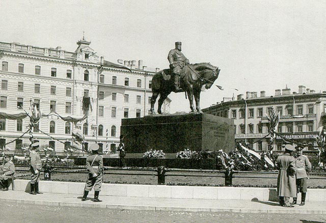 На площади стоит комод